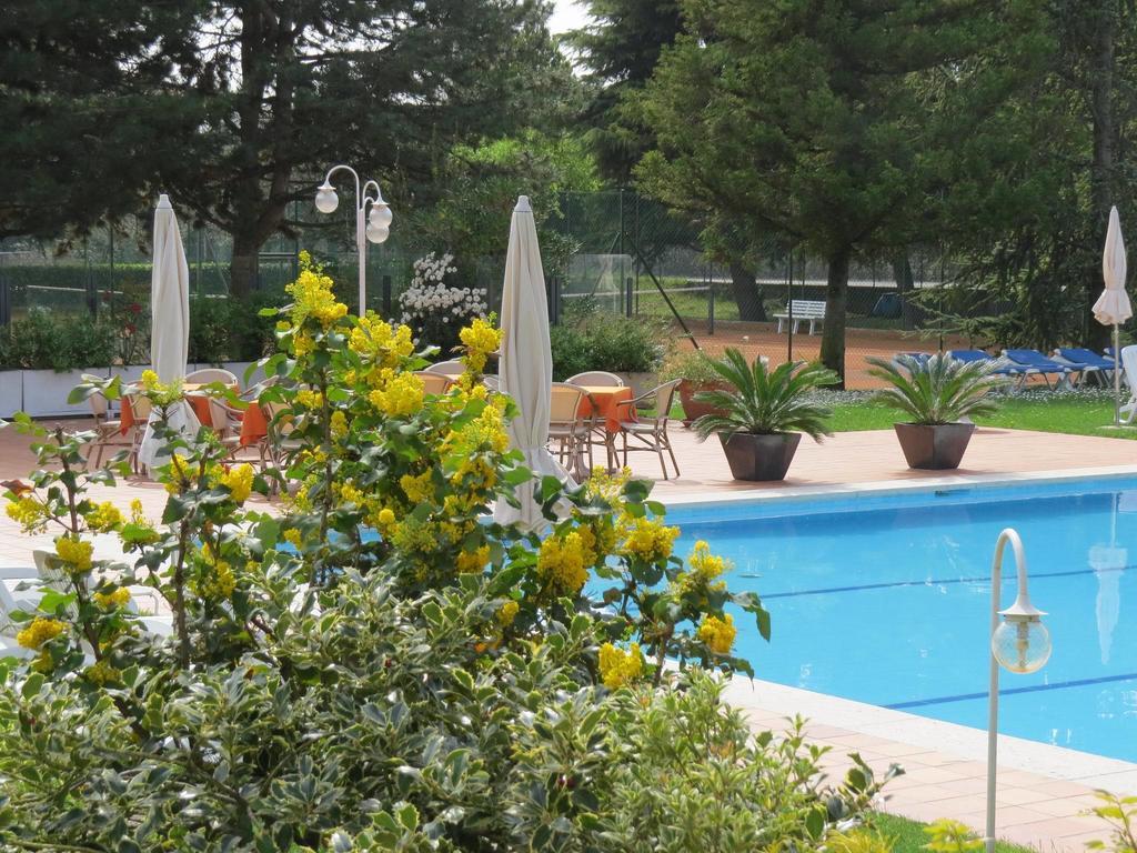 Residence Liana Albisano Torri Del Benaco Bagian luar foto