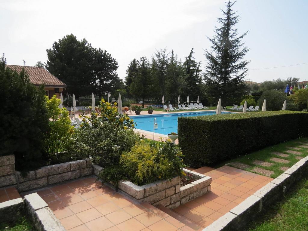 Residence Liana Albisano Torri Del Benaco Bagian luar foto