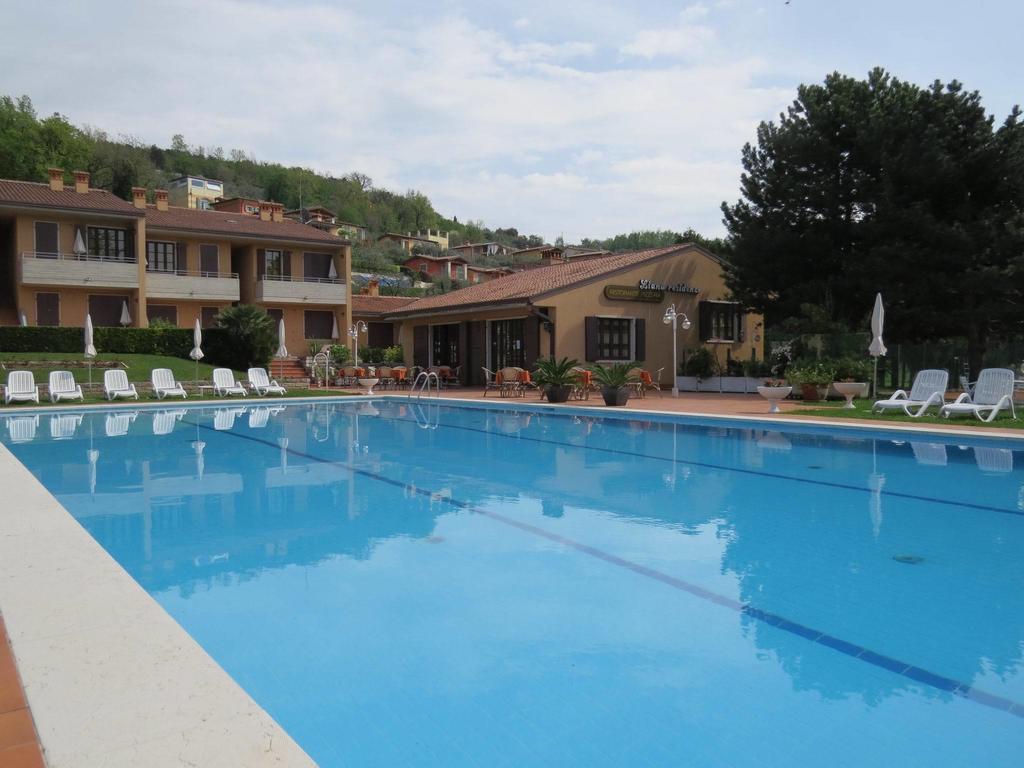 Residence Liana Albisano Torri Del Benaco Bagian luar foto