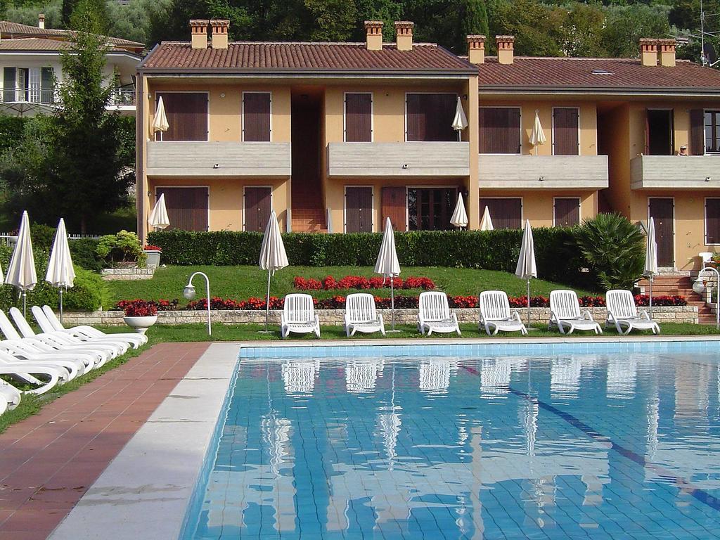 Residence Liana Albisano Torri Del Benaco Bagian luar foto