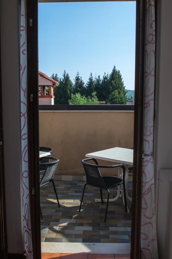Residence Liana Albisano Torri Del Benaco Bagian luar foto